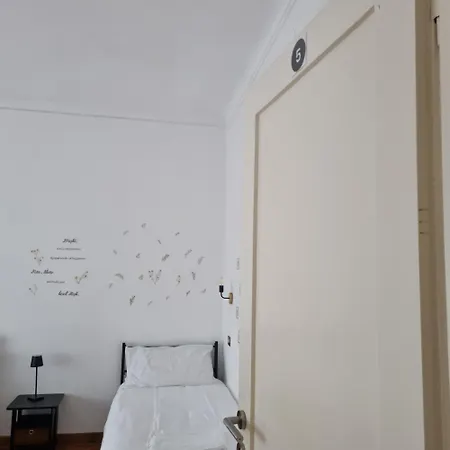 Dock Bay Hostel Апартаменти Трієст