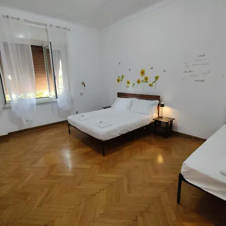 Апартаменти Dock Bay Hostel *