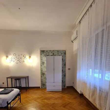 Dock Bay Hostel Апартаменти Трієст